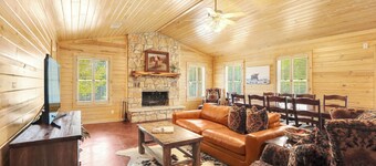 The Oak Lodge - 3 Bedroom Cabin with Swimming Pool Access! Close to Downtown