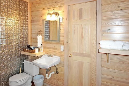 Reunion Cabin - 2 Bedroom Cabin, Resort Pool, Commercial kitchen