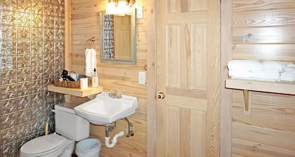 Reunion Cabin - 2 Bedroom Cabin, Resort Pool, Commercial kitchen