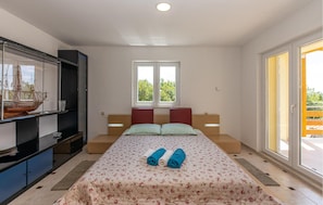 3 bedrooms, in-room safe, free WiFi, bed sheets