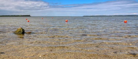 Una spiaggia nelle vicinanze, pesca