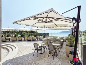 Lounge en el lobby, con vista al mar, abre todos los días 