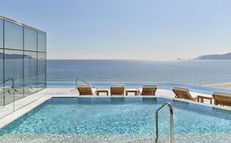 Una piscina techada, una piscina al aire libre