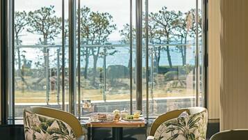 Saguão/lounge, vistas para o mar, aberto todos os dias