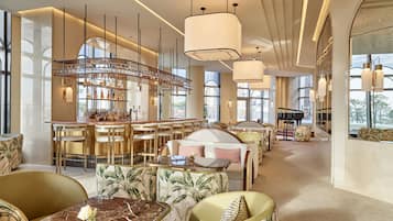Lobby lounge, kilátás az óceánra, nyitva minden nap