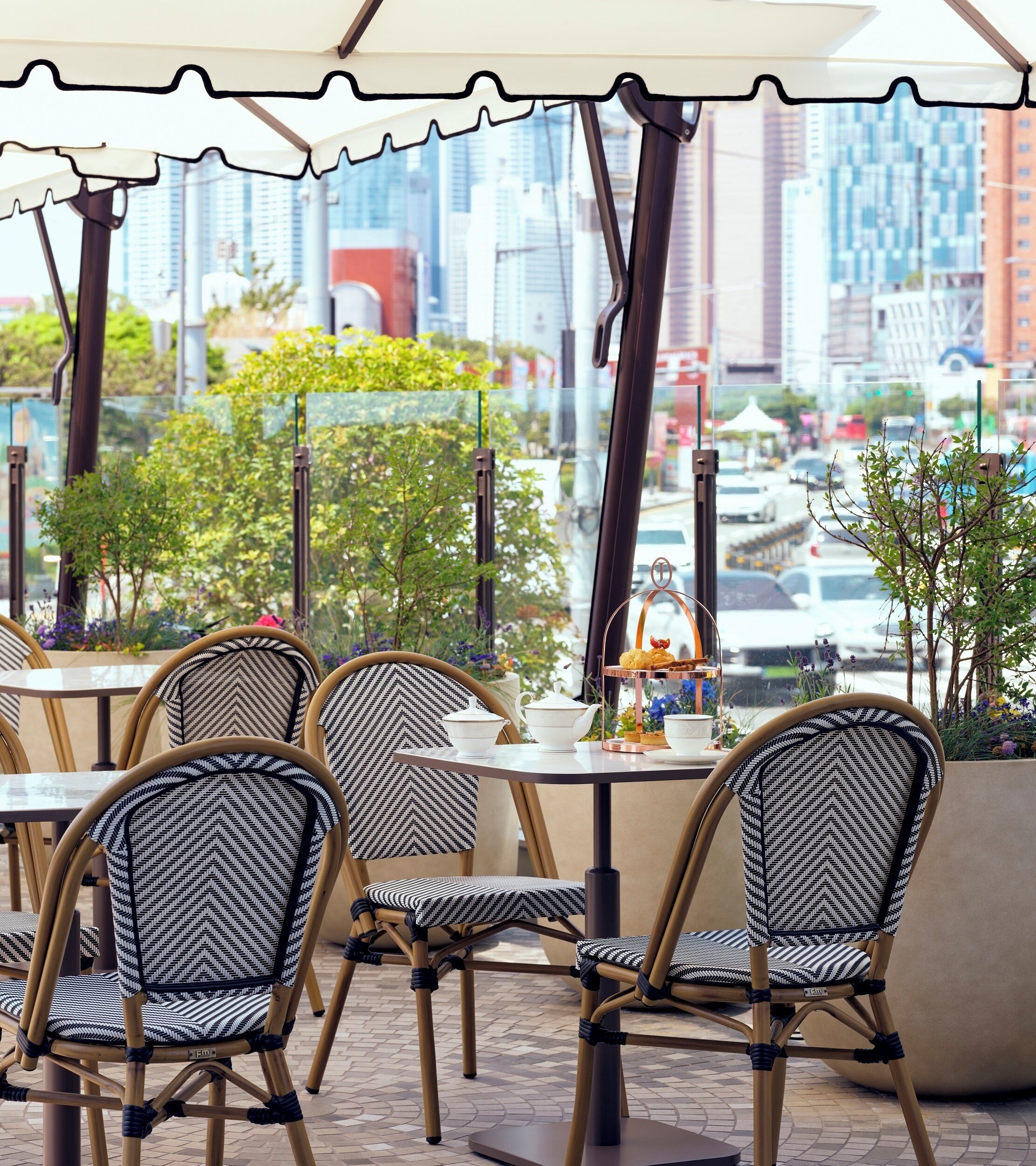 lobby lounge, ocean views, open daily