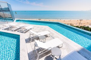 Una piscina techada, una piscina al aire libre