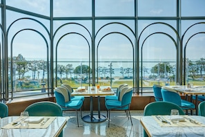 Petit déjeuner buffet (60000 KRW par personne)