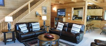 Henry's Lakefront Cabin - 20 miles from YNP - Sleeps 10 with 3 baths