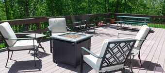 Henry's Lakefront Cabin - 20 miles from YNP - Sleeps 10 with 3 baths
