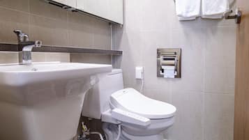 Ferienhaus | Badezimmer | Dusche, kostenlose Toilettenartikel, Haartrockner, Bidet