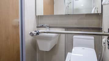 Ferienhaus | Badezimmer | Dusche, kostenlose Toilettenartikel, Haartrockner, Bidet