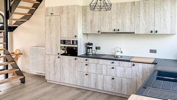 Fridge, stovetop, dishwasher, coffee/tea maker