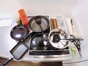 Habitación triple, baño compartido | Instalaciones de cocina compartida | Refrigerador y microondas