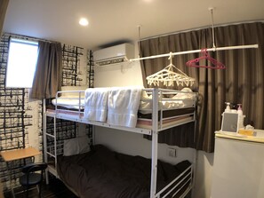 Habitación triple, baño compartido | Escritorio, cortinas blackout y tabla de planchar con plancha