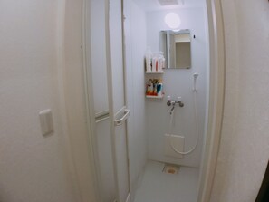 Habitación triple, baño compartido | Baño compartido