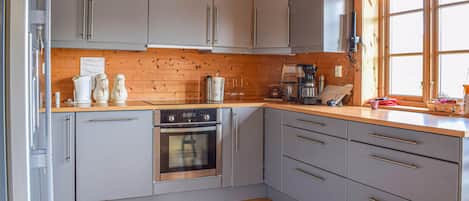 Fridge, oven, stovetop, dishwasher