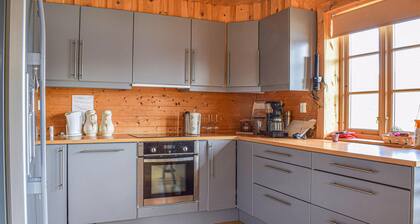 5 bedroom cozy home in Bjordal