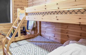 4 bedrooms, travel cot