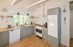 Refrigerador, microondas, placa de cocina, lavavajillas