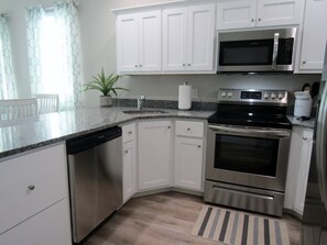 Kylskåp, mikrovågsugn, ugn och spishäll