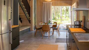 Een koelkast, een vaatwasser, een koffiezetapparaat/waterkoker