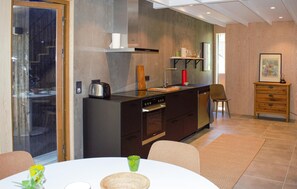 Fridge, microwave, dishwasher, coffee/tea maker - Lovely home in Borrby with kitchen (Borrby)
