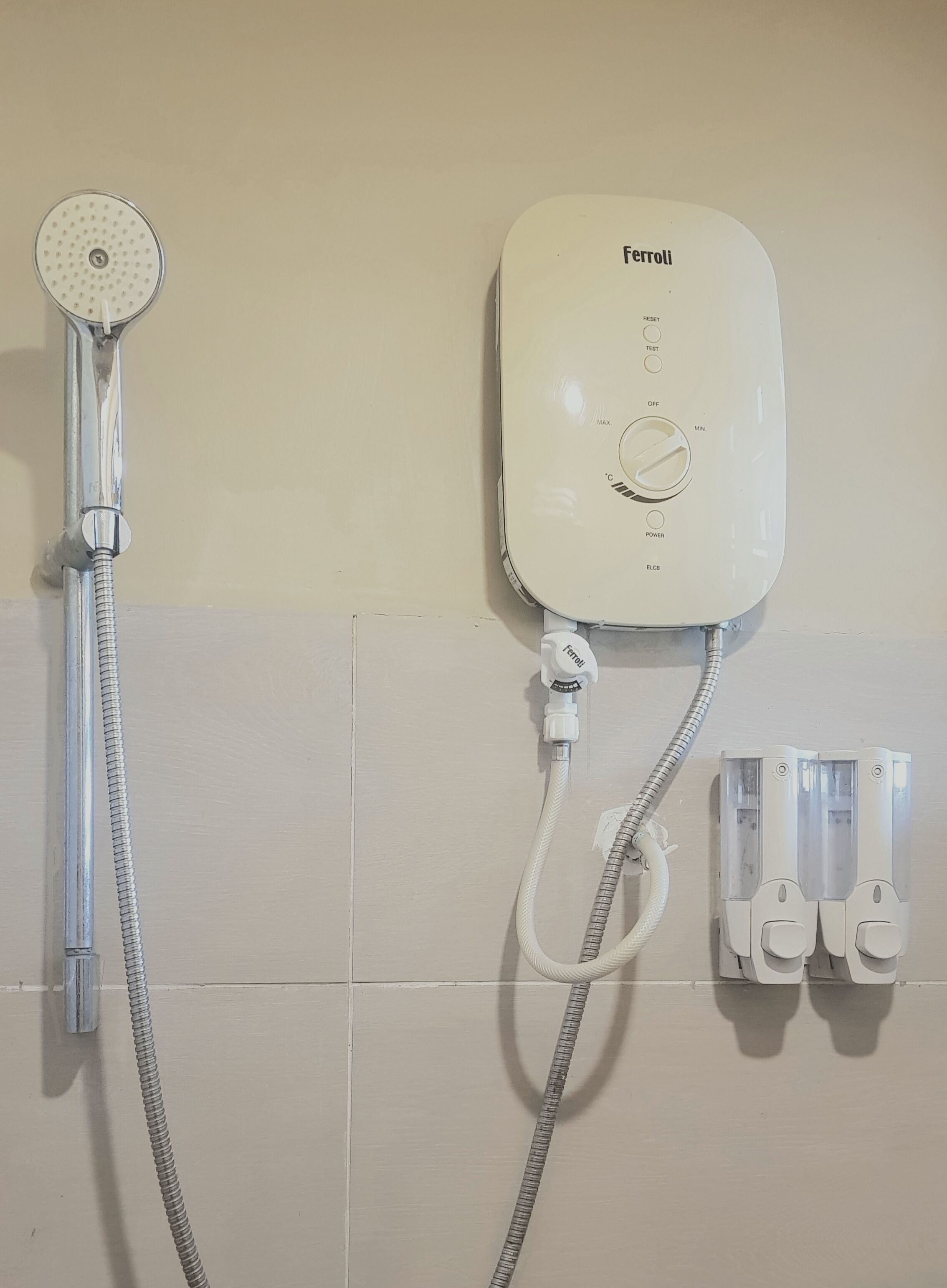Ducha empotrada con panel de control, manguera flexible y dos salidas de agua.