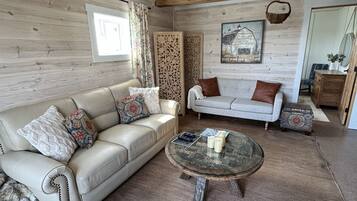 Smart-TV, Kamin, Netflix, Tischtennisplatte