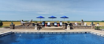 2A2J Barn pool Getaway 9 miles to WEC
