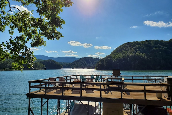*Please note there is not a grill provided on the dock. Only on the patio.