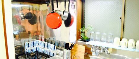 Refrigerador, microondas, placa de cocina, tetera/pava eléctrica