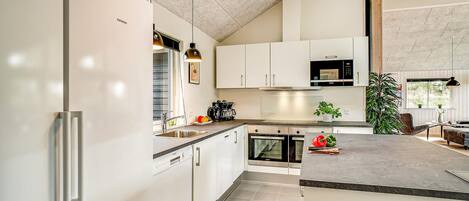 ثلاجة، فرن، غسالة أطباق، ماكينة لصنع القهوة/الشاي