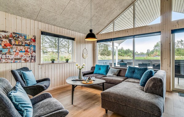 تلفزيون، مدفأة، مشغل دي في دي، كرة قدم الطاولة