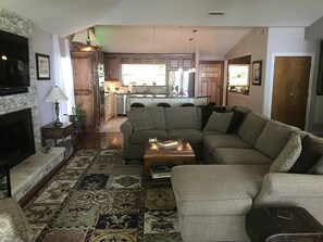 TV connectée, cheminée, jeux vidéo, lecteur de DVD