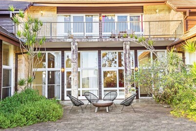 Razorback Dream Farmhouse: 10BR, Space & Serenity