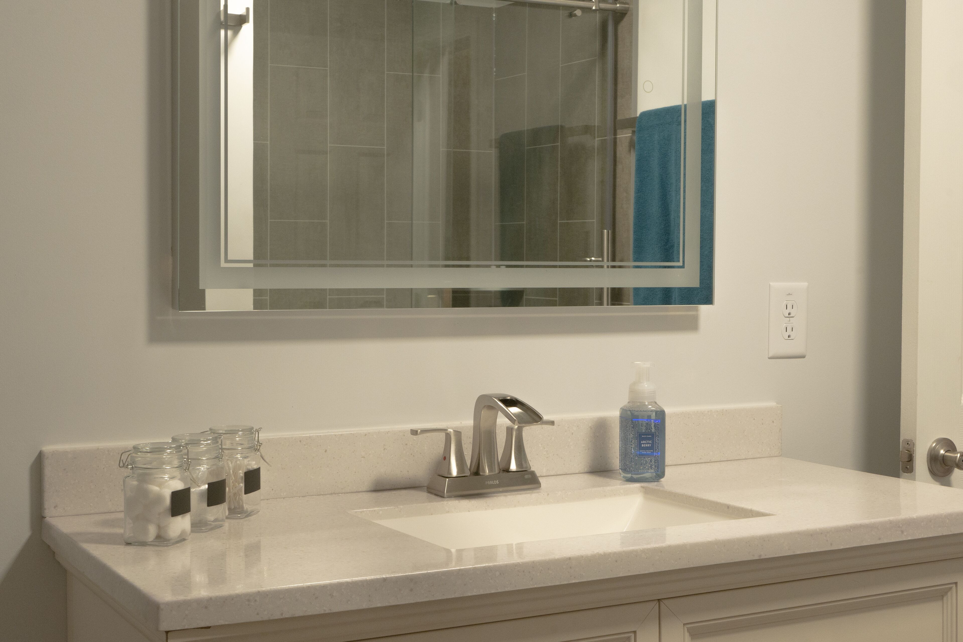 Een douche, een haardroger, handdoeken, zeep