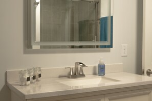 Douche, sèche-cheveux, serviettes fournies, savon