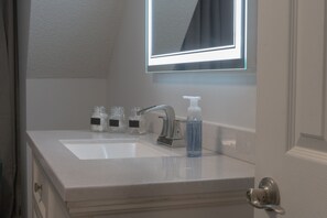 Douche, sèche-cheveux, serviettes fournies, savon