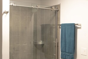 Ducha, secador de pelo, toallas y jabón