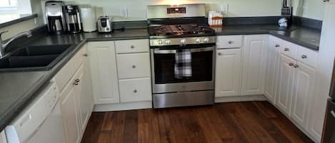 Frigorifero, microonde, forno, piano cottura