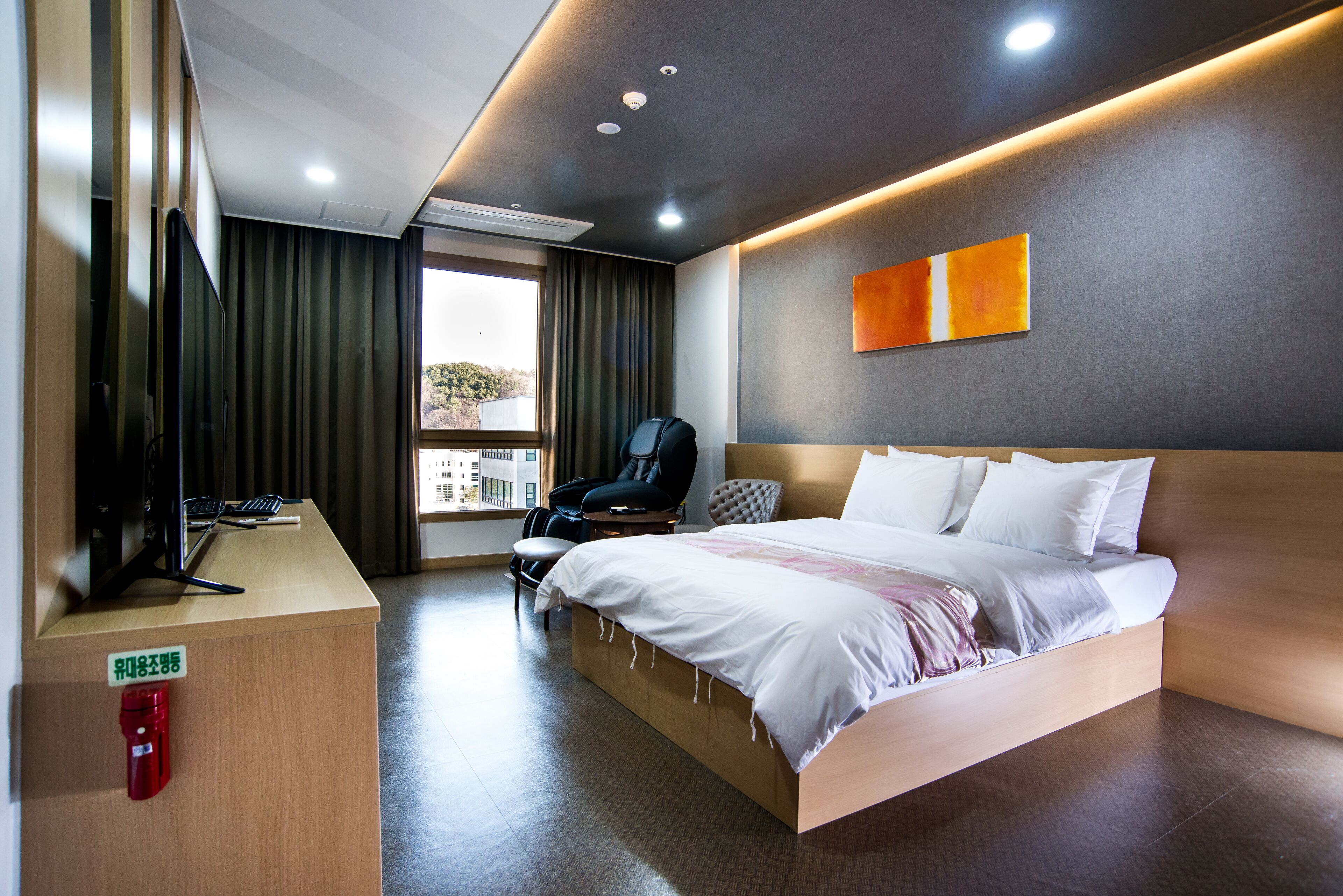 deluxe room | 1 bedroom, individually furnished, desk, laptop workspace