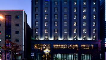 Overnatningsstedets facade – aften/nat