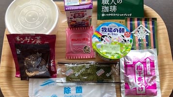 遮光窗簾/窗簾、免費 Wi-Fi、床單