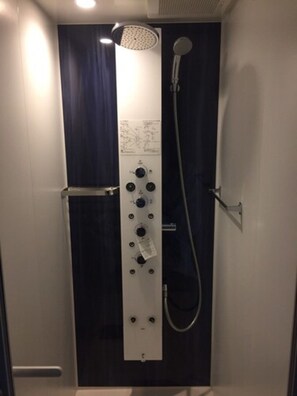 Doppelzimmer (Shower Only) | Badezimmer | Haartrockner, Bademäntel, Hausschuhe, Toilette mit elektrischem Bidet