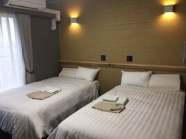 Cortinas blackout, wifi gratis y ropa de cama 