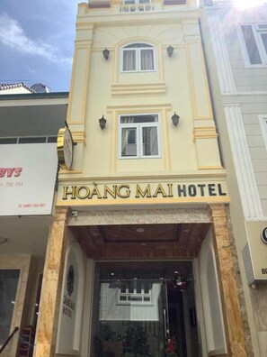 The exterior of Hoàng Mai Hotel with a traditional architectural style, featuring a prominent entrance and signage. - Hoang Mai Hotel (Da Lat)