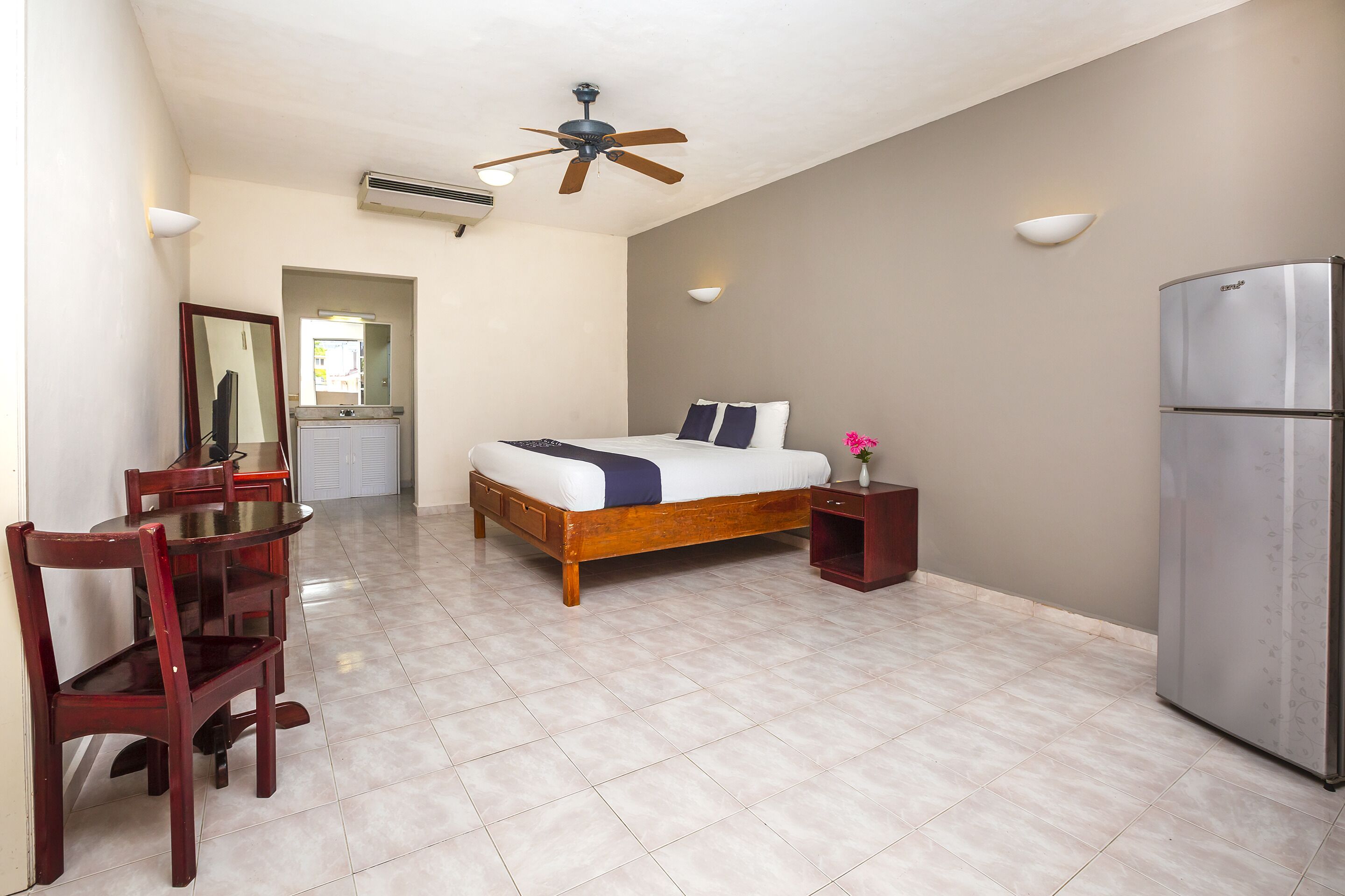 executive room, 1 king bed | down duvets, minibar, desk, laptop workspace