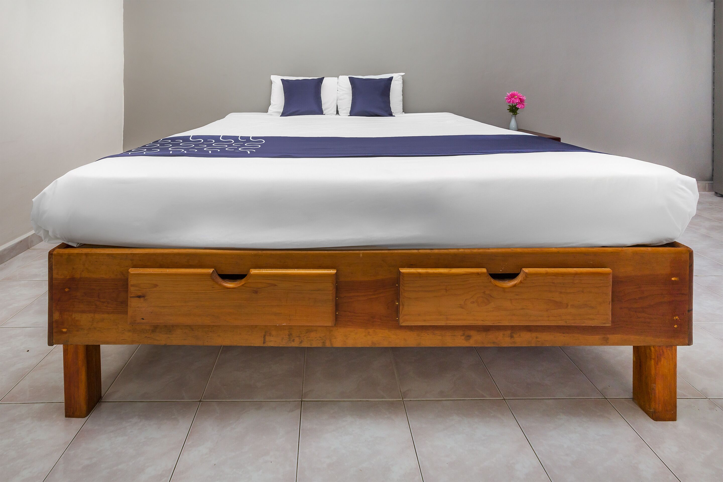 executive room, 1 king bed | down duvets, minibar, desk, laptop workspace