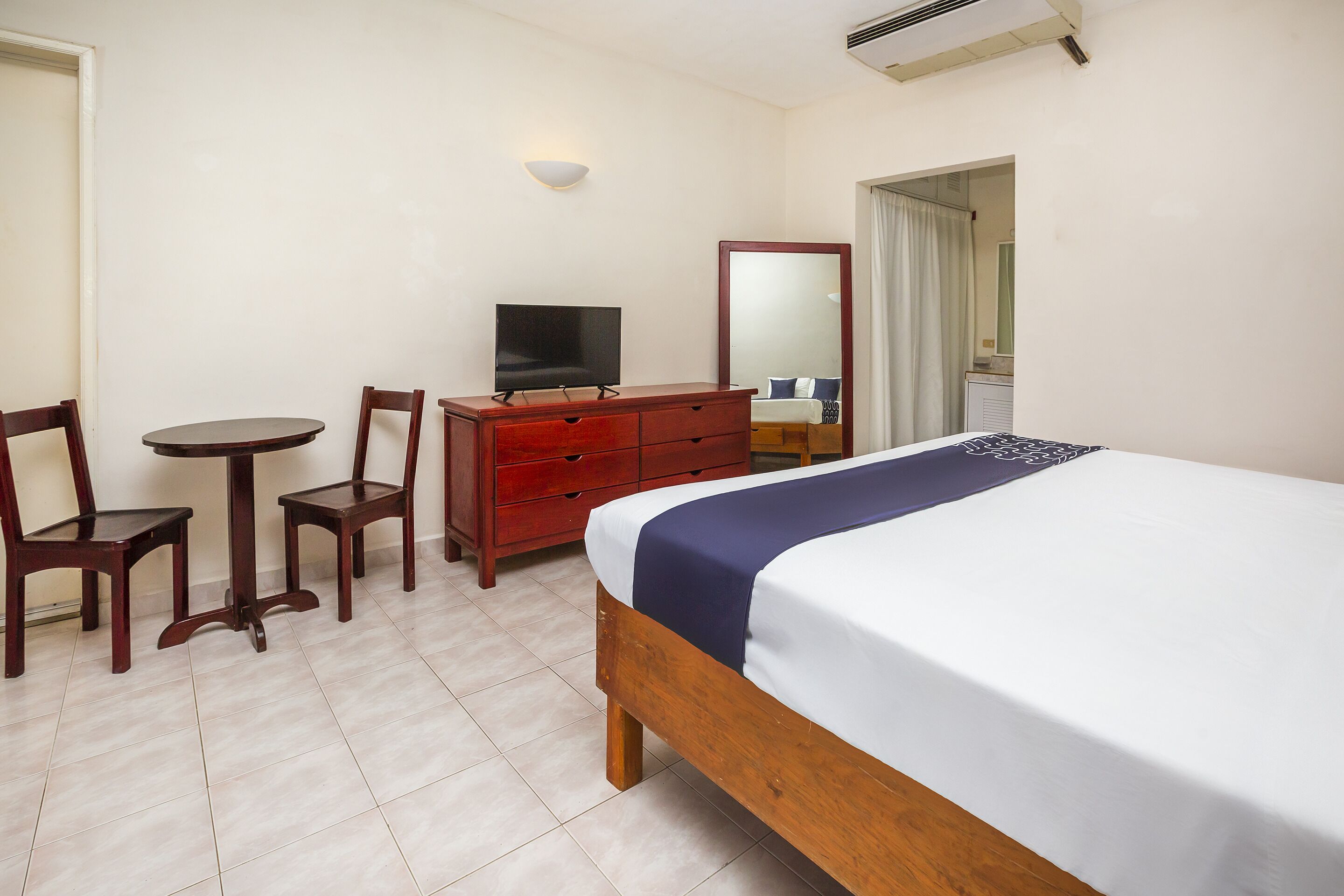 executive room, 1 king bed | down duvets, minibar, desk, laptop workspace